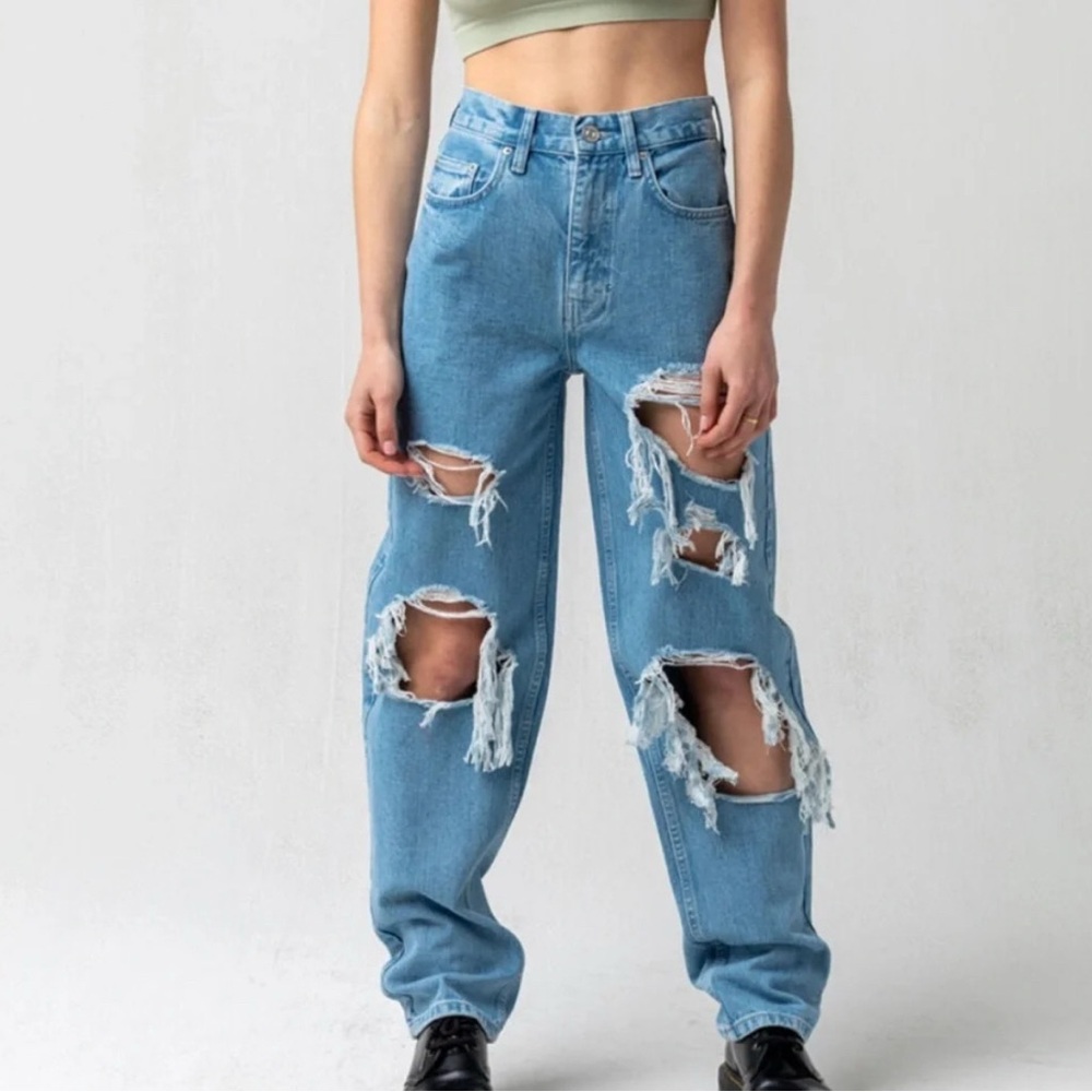NEW!! BDG Urban Outfitters Boyfriend Mid Rise Relaxed Fit Distressed Jeans